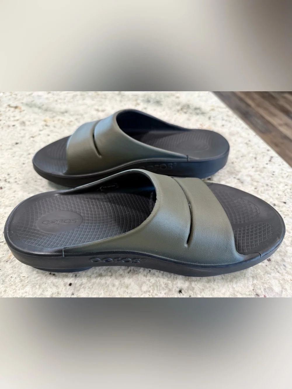 OOFOS Unisex Olive Green and Black Recovery Slides